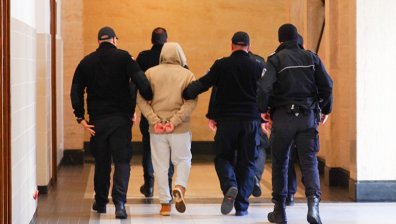 Обрат по запаления полицейски бус на протеста срещу БФС, експертиза оневини арестувания Шикеров