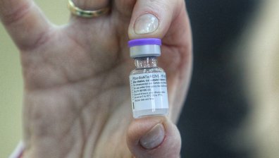 Pfizer обещава да компенсира забавянето на доставките в ЕС