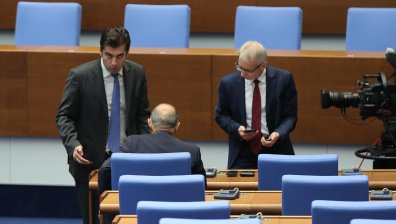 Политически нападки и още един вот на недоверие разтърсиха властта