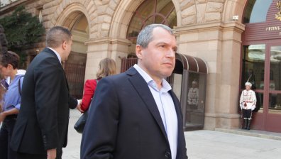 Тошко Йорданов за правителството: Две банди се карат кой да рекетира квартала