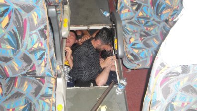 Спипаха шестима нелегални мигранти, "натъпкани" в тайник в микробус