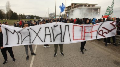 Футболни фенове блокираха Околовръстното, бутилки полетяха към сградата на БФС