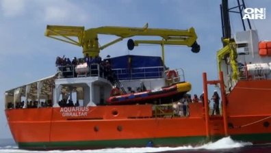 Командоси щурмуваха и освободиха италиански кораб, похитен от мигранти