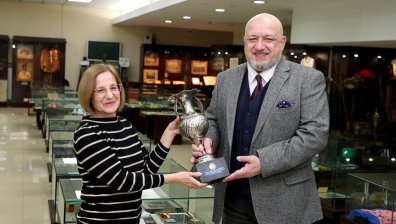 Министър Кралев дари купа на Илия Чубриков на Музея на спорта