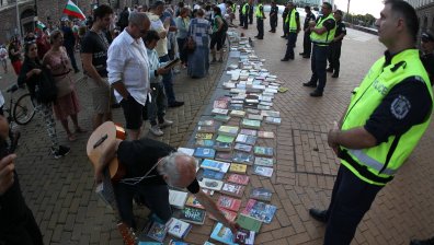 33-и ден недоволство: Протестиращи донесоха книги пред Министерския съвет