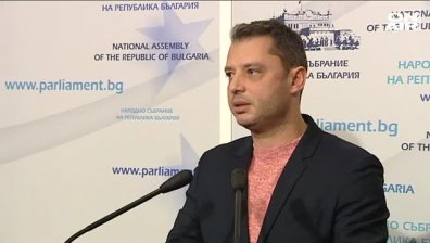 КС: Отхвърлянето на оставката на Добрев е против Конституцията