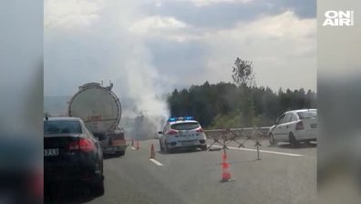 Камион със слама се подпали и затвори АМ "Струма"