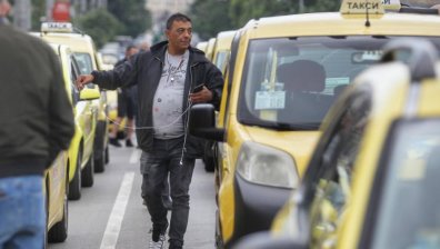 Таксиметровите шофьори на протест в София, искат 0% ДДС върху всички горива