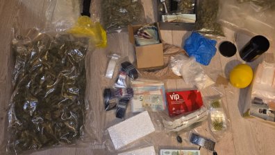 Хванаха наркодилър и клиент в момент на сделка (ВИДЕО)