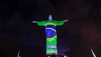 Осветиха статуята на Исус в Рио като лекар (+ВИДЕО)