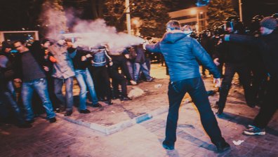 Има загинал при сблъсъци на протестиращи в Донецк