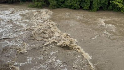 Река Осъм повиши нивото си с над метър, наводни къщи в Балканец и Бели Осъм (+ВИДЕО)