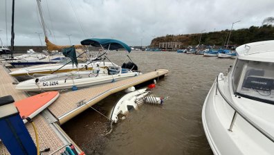 "Пълен потоп": Обърнати лодки, изоставени коли и квартали под вода в Бургас