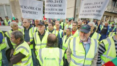 Високи градуси на напрежението: Протестиращите пред МРРБ преговарят с Комитова