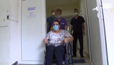 Изписаха от болница в Хасково преболедувала Ковид-19, била интубирана 40 дни