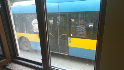 Абсурд: Спирка в Плевен - на метър от прозорците на къща