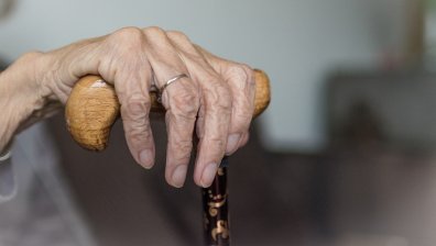 Млад мъж повали на земята 71-годишна жена в София, за да ѝ открадне чантата