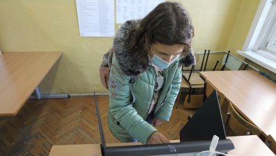 Жени и висшисти изстреляха Кирил Петков и Асен Василев