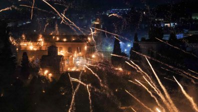 Гърция отбеляза Великден с фойерверки, шествия и летящи фенери
