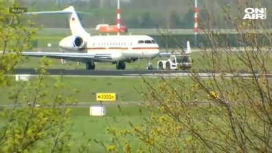 Кола се блъсна в самолета на Меркел в Дортмунд