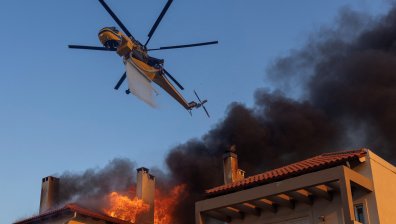 Бури и проливни валежи изместват горещините в Гърция - ще застигнат ли и България