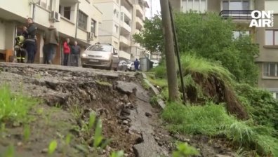 Старо свлачище във Велико Търново повлече улица и автомобили