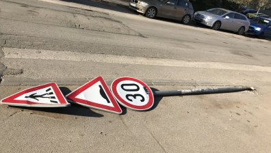 Паднали, обърнати пътни знаци на булеварди в София, а реакция няма