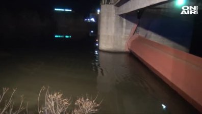 Замърсиха река Марица с нефтопродукти заради спукана тръба