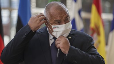 Борисов с бяла маска с българското знаме за втория ден на Европейския съвет