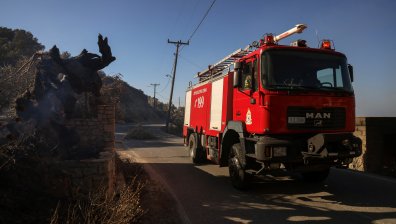 Пожарите в Гърция: Ретимно и Парос горят, пламъците поглъщат огнеборци и домове