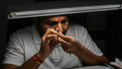 Защо индийци отнемат живота си в резултат на войната в Украйна?