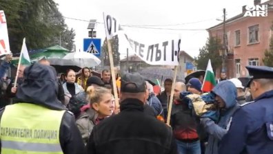 Жители на няколко села до Пазарджик протестират заради спрян ремонт на път