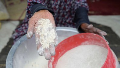 В Газа правят хляб от развалено брашно, храната не достига (СНИМКИ)