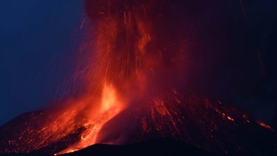 Етна изригна отново и блокира летището в Катания (+ВИДЕО)