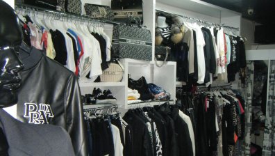 Иззеха огромно количество дрехи менте от магазините в Сандански