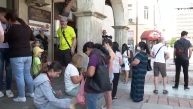 Стотици чакат на дълги опашки за нови лични документи в Шумен