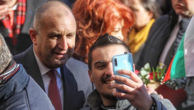 Радост на "Дондуков" 2: Радев и Йотова формално встъпиха в длъжност