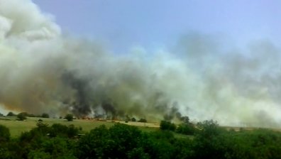 Пожар гори близо до жилищни сгради в Плевен