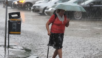 Пловдив под вода след мощна буря: Дървета премазаха автомобили
