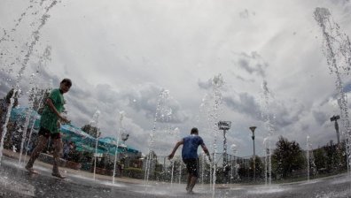 Горещо лято - деца се разхлаждат в жегата