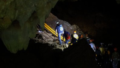 Повече от седмица на тъмно: Извадиха американския спелеолог от пещерата в Турция