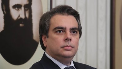 Василев: Можем да влезем в еврозоната през 2024, Радев да не крие провала си