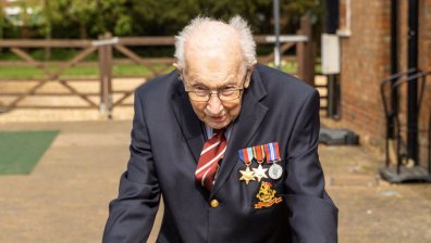 Британският ветеран, събрал пари за здравната система, постави музикален рекорд (+Видео)