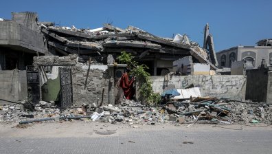 Удар по лагер за разселени палестинци в Газа взе най-малко 10 жертви