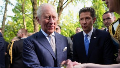 Пчели, брошки и послания: Символиката зад визитата на крал Чарлз III в САЩ