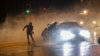 Бунтът в Северна Ирландия не спира, замерят полицаите с "Молотов"