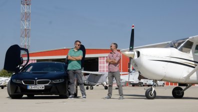 Авиошоу: Самолет срещу автомобил - една необичайна надпревара