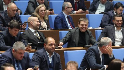 Основната заплата на депутатите намалява до 6654 лева - колко ще взима Радев?