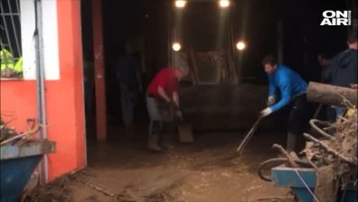Рафаел Надал с лопата в ръка - помага на пострадалите от наводненията в Майорка
