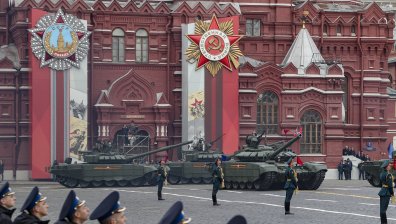 Най-новата военна техника на Русия по Червения площад на парада в Москва (СНИМКИ)